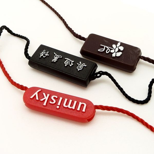 廠家直銷新款通用服裝吊粒吊繩 塑料商標(biāo)吊?？擅赓M(fèi)logo設(shè)計(jì)
